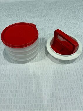 Tupperware Hamburger Press & Patty Keeper 
New without tags, never used.